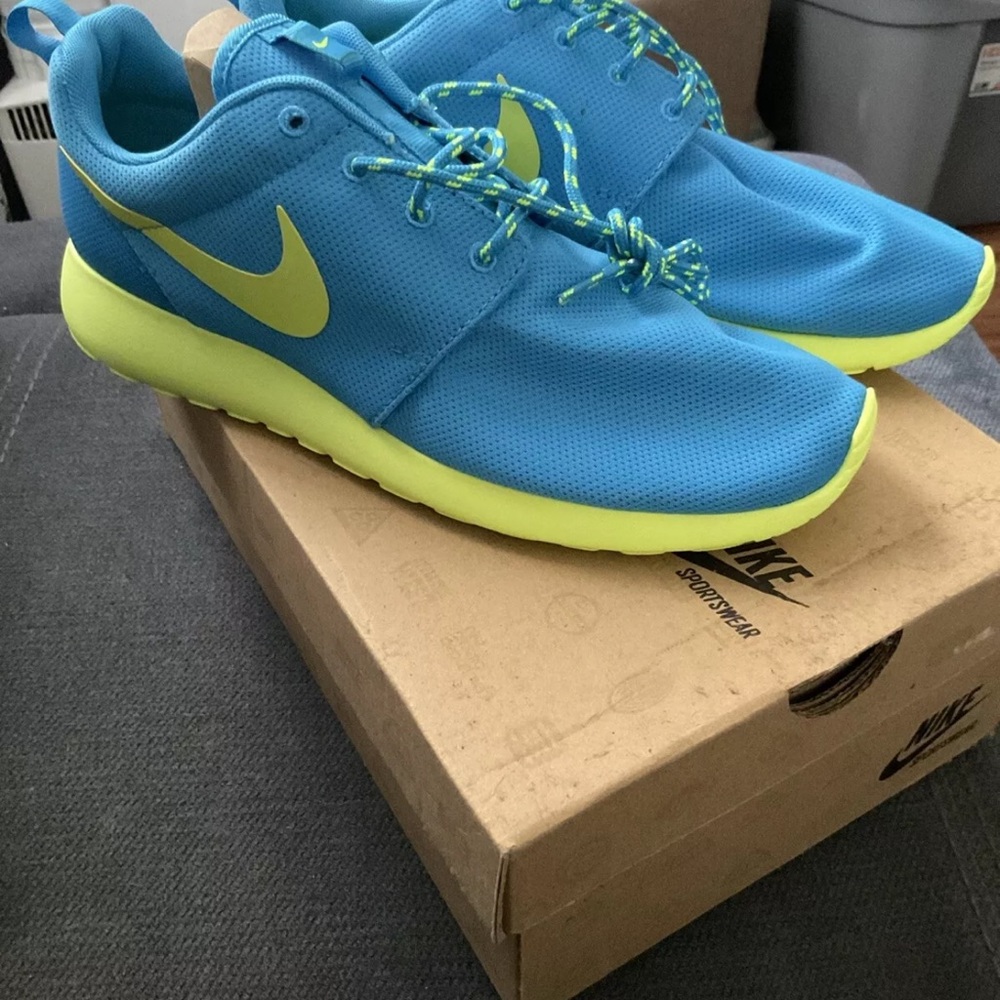 Brand New Women Nike RosheRun Blue Glow Volt Size 9